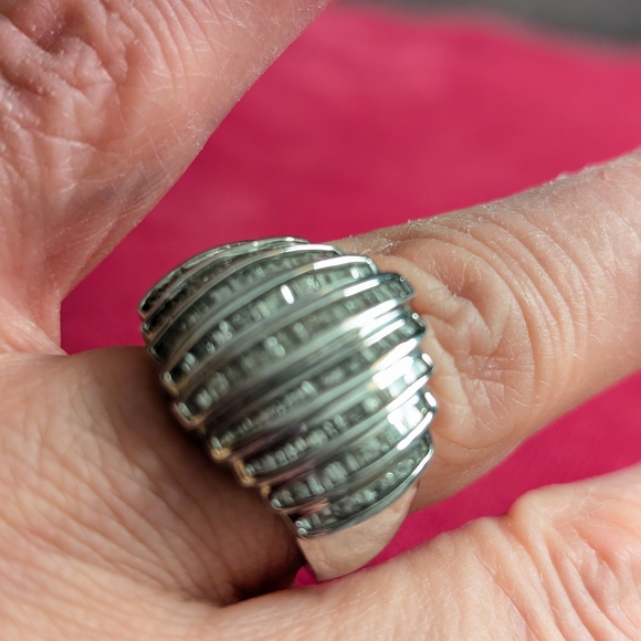 Elegant 10k White Gold Women's Ring - Picture 2 of 7